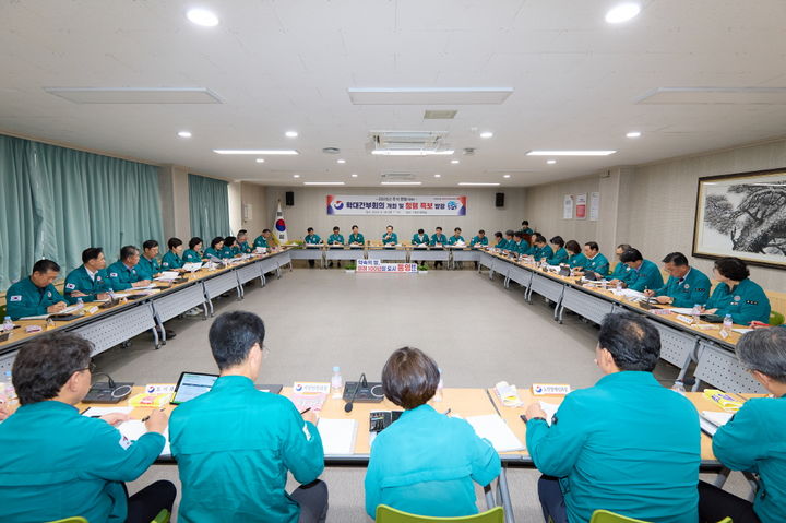 [통영=뉴시스] 신정철 기자= 경남 통영시는 지난달 30일, 37개 전 부서장이 참석한 가운데 10월중 확대 간부회의를 개최, 시정 주요 쟁점사항에 대한 이해의 시간을 가졌다.사진은 10월중 확대 간부회의 모습.(사진=통영시 제공).2025.10.01. photo@newsis.com *재판매 및 DB 금지