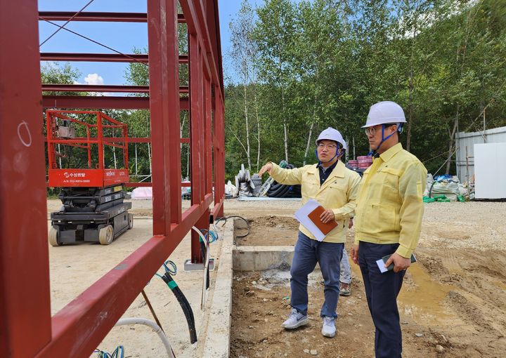[대전=뉴시스] 1일 심상택(오른쪽) 한수정 이사장이 국립한국자생식물원을 찾아 안전점검을 하고 있다.(사진=한수정 제공) *재판매 및 DB 금지