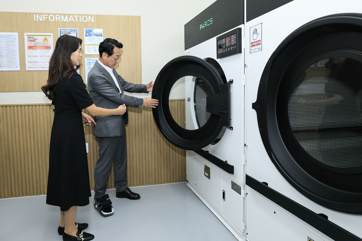 [화성=뉴시스]정명근 화성시장이 9월30일 화성특례시 블루밍 세탁소를 둘러보고 있다.(사진=화성시 제공)2025.10.01.photo@newsis.com *재판매 및 DB 금지