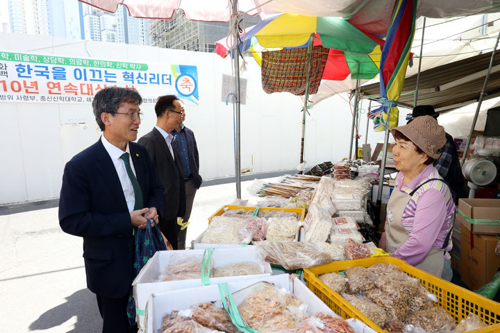 [울산=뉴시스] 구미현 기자 =천창수 울산시교육감이 1일 추석 명절을 앞두고 중구 태화종합시장을 방문해 상인과 대화를 나누고 있다. (사진=울산시교육청 제공) photo@newsis.com *재판매 및 DB 금지