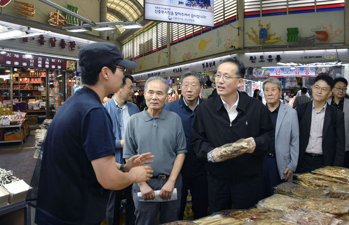 [세종=뉴시스] 기획재정부는 이형일 1차관이 추석 연휴를 앞둔 1일 서울 중구 신중부시장을 방문해 전통시장 물가와 성수품 수급 상황을 점검했다고 밝혔다. (사진=기재부 제공) 2025.10.01. photo@newsis.com *재판매 및 DB 금지