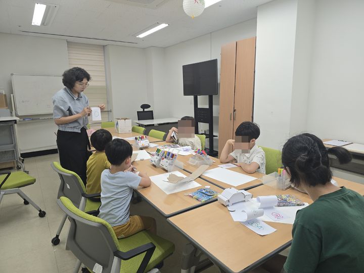 [대전=뉴시스]대전광역시립손소리복지관은 장애아동을 대상으로 운영한 미술 심리치료 프로그램 '손소리 애니메이션 교실'을 마무리했다. 2025. 10. 01 photo@newsis.com *재판매 및 DB 금지