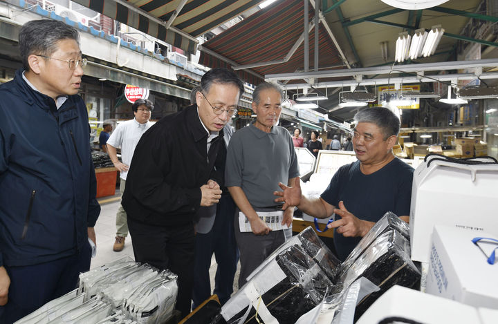 [세종=뉴시스] 기획재정부는 이형일 1차관이 추석 연휴를 앞둔 1일 서울 중구 신중부시장을 방문해 전통시장 물가와 성수품 수급 상황을 점검했다고 밝혔다. (사진=기재부 제공) 2025.10.01. photo@newsis.com *재판매 및 DB 금지