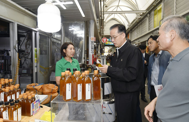 [세종=뉴시스] 기획재정부는 이형일 1차관이 추석 연휴를 앞둔 1일 서울 중구 신중부시장을 방문해 전통시장 물가와 성수품 수급 상황을 점검했다고 밝혔다. (사진=기재부 제공) 2025.10.01. photo@newsis.com *재판매 및 DB 금지