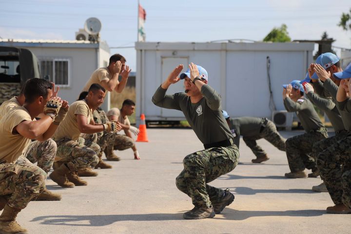 [서울=뉴시스] 동명부대 장병들이 부대 주둔지에서 레바논군 역량강화훈련(COTAWL)을 위해 전투체력단련을 교육하고 있다. (사진=합동참모본부 제공) 2025.10.04. photo@newsis.com *재판매 및 DB 금지