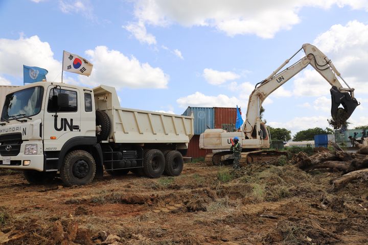 [서울=뉴시스] 한빛부대 장병들이 UN 동부사령부 컴파운드 재건작전 간 유휴지 주변 잔해물을 정리하고 있다. (사진=합동참모본부 제공) 2025.10.04. photo@newsis.com *재판매 및 DB 금지