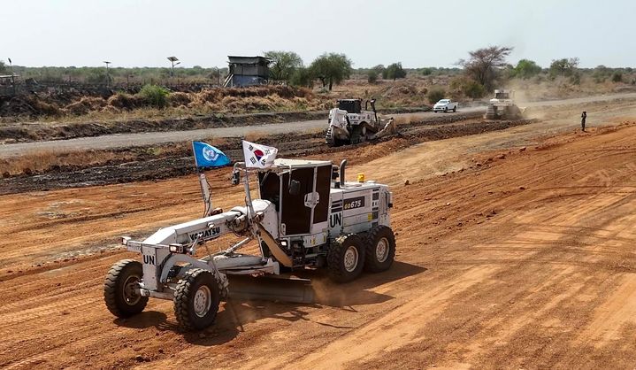 [서울=뉴시스] 한빛부대 장병들이 보르 공항 보수 작전으로 활주로 1.8km를 신설하고 있다. (사진=합동참모본부 제공) 2025.10.04. photo@newsis.com *재판매 및 DB 금지