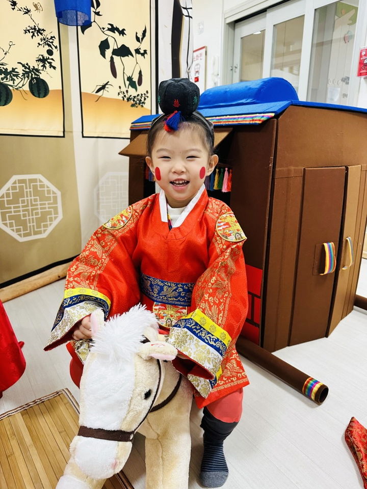 [서울=뉴시스] 전통 혼례 체험을 즐기고 있는 아이. 2025.10.01. (사진=강동구 제공) *재판매 및 DB 금지