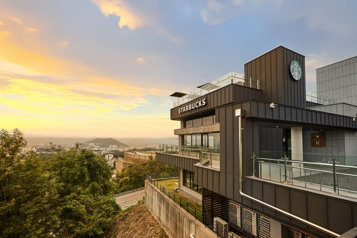 [서울=뉴시스] 스타벅스 춘천구봉산R점.(사진=스타벅스 코리아 제공) *재판매 및 DB 금지