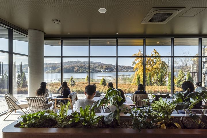 [서울=뉴시스] 스타벅스 화성보통저수지점.(사진=스타벅스 코리아 제공) *재판매 및 DB 금지