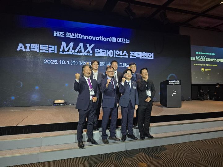 (앞줄 좌측에서 2번째) 이수페타시스 소병호 담당, (좌측에서 3번째)산업부 김정관 장관. (사진=이수페타시스 제공) *재판매 및 DB 금지