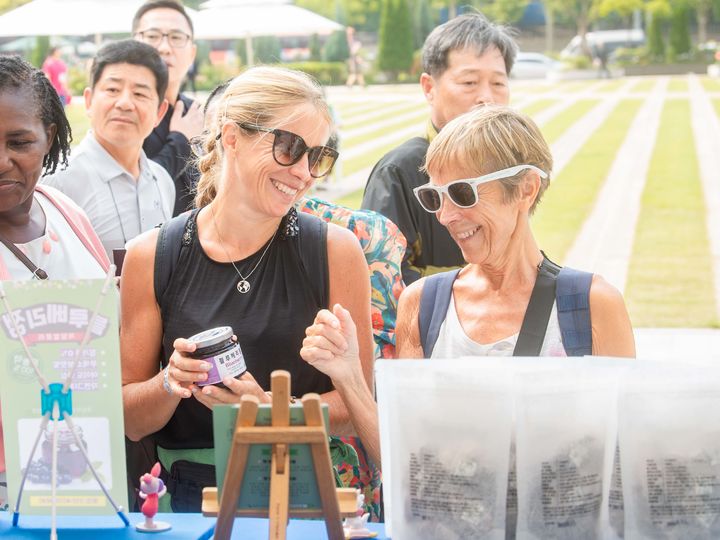 [구미=뉴시스] 행사장을 찾은 외국인들이 구미 농특산물을 구입하고 있다. (사진=구미시 제공) 2025.10.01. photo@newsis.com *재판매 및 DB 금지