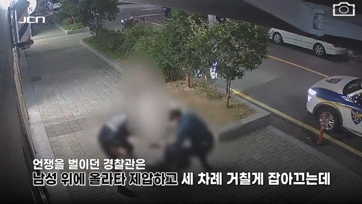 [울산=뉴시스] 박수지 기자 = 지난달 27일 오전 A씨가 현장에 출동한 경찰관들에게 제압 당하고 있다. 2025.10.01. (사진=JCN울산중앙방송 공식 유튜브 채널 '존티비JONTV') photo@newsis.com *재판매 및 DB 금지