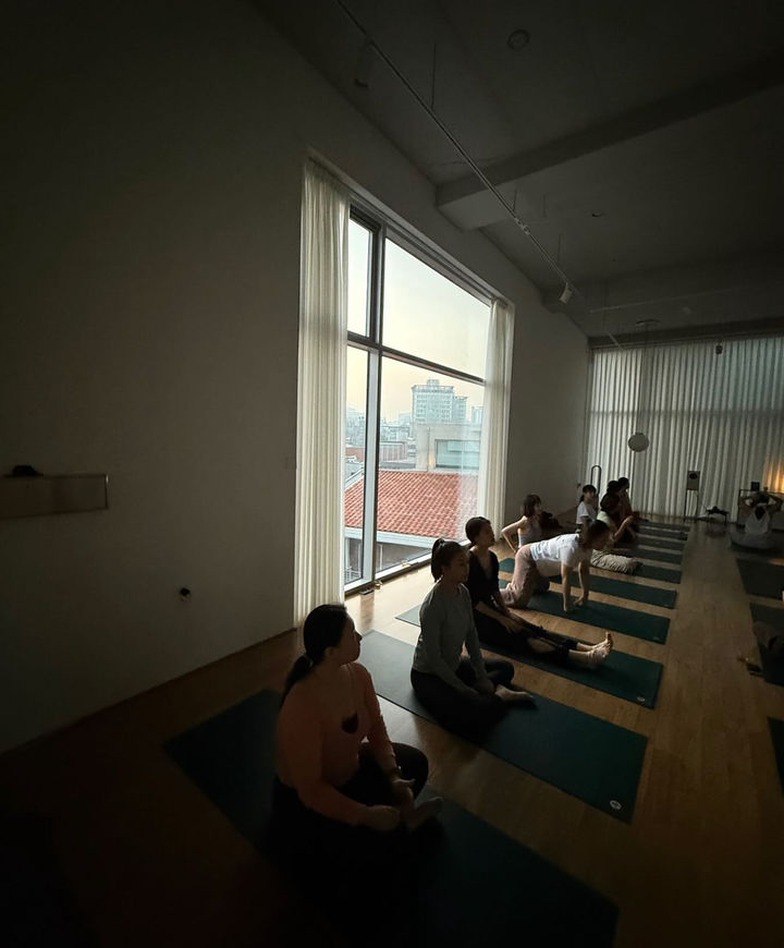 [서울=뉴시스] '아난다 요가원' 내부. (사진=아난다 요가 공식 인스타그램 캡처) 2025.10.01. photo@newsis.com *재판매 및 DB 금지