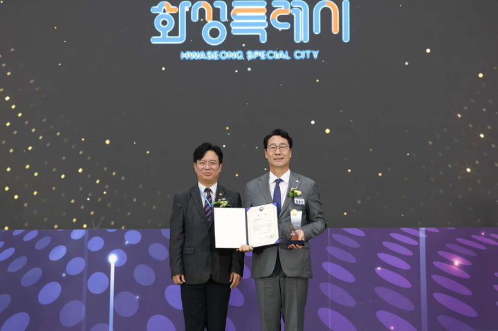 [화성=뉴시스]정명근 화성시장(사진 오른쪽)이 9월30일 충북 청주 오스코 그랜드볼룸에서 열린 '2025년 전국 지자체 일자리대상'에서 공시제 부문 최우수상을 수상하고 김영훈 고용노동부 장관과 기념 촬영을 하고 있다.(사진=화성시 제공)2025.10.01.photo@newsis.com *재판매 및 DB 금지