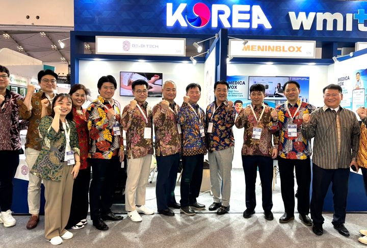 [원주=뉴시스] 공동관 참가기업들이 인도네시아 전통 의상인 바틱을 입고 적극적인 마케팅을 펼치고 있는 모습. (사진=원주의료기기산업진흥원 제공) 2025.10.01. photo@newsis.com *재판매 및 DB 금지