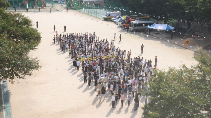 [서울=뉴시스] 서울 광진경찰서가 서울 광진구 구의초등학교에서 일본발 팩스 폭파 협박 테러에 대비해 합동훈련을 진행했다고 1일 밝혔다.(사진=광진경찰서 제공) 2025.10.01. photo@newsis.com *재판매 및 DB 금지