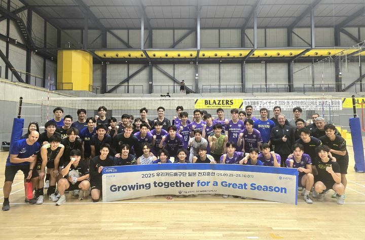 [오사카=뉴시스] 문채현 기자 = 남자배구 우리카드 선수단이 1일 일본 오사카의 사카이 체육관에서 진행한 연습 경기를 마친 뒤 기념사진을 찍고 있다. 2025.10.01. dal@newsis.com *재판매 및 DB 금지