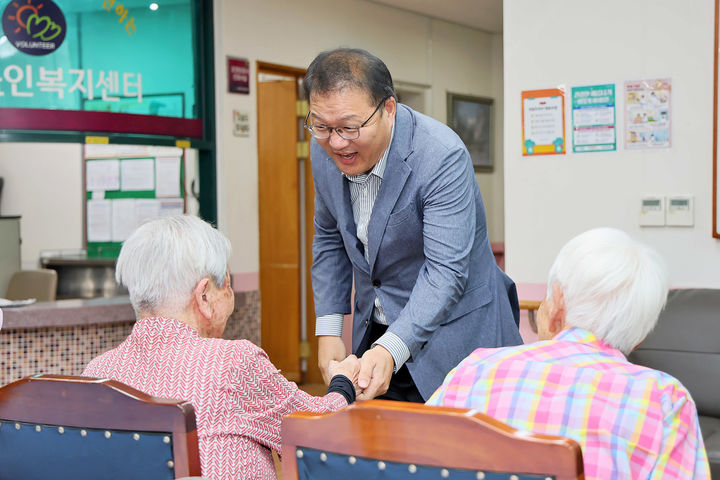 [창원=뉴시스] 강경국 기자 = 장금용 경남 창원시장 권한대행이 추석 명절을 앞두고 1일 동진노인복지센터를 방문해 어르신들과 인사를 나누고 있다. (사진=창원시청 제공). 2025.10.01. photo@newsis.com *재판매 및 DB 금지