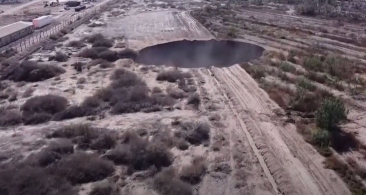 [뉴시스]3년 전 칠레에서 발생한 초대형 싱크홀이 결국 광산업체의 책임으로 결론 나면서, 해당 기업이 직접 복구 작업에 나서게 됐다.(사진=유튜브/CityNews 캡쳐).2025.10.01 *재판매 및 DB 금지