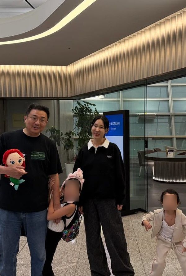 [서울=뉴시스] 혼성그룹 '샵' 출신 방송인 이지혜가 가족과 떠난 하와이 여행길에서 항공사 서비스를 두고 불편을 호소했다. (사진=이지혜 인스타그램 캡처) 2025.10.01. photo@newsis.com *재판매 및 DB 금지