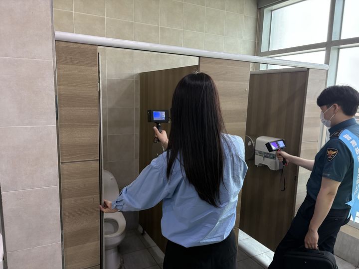 [천안=뉴시스] 천안시가 1일 터미널, 역사 등 다중이용시설 공중화장실 대상 불법촬영 합동점검을 실시했다. (사진=천안시 제공) 2025.10.01 photo@newsis.com *재판매 및 DB 금지