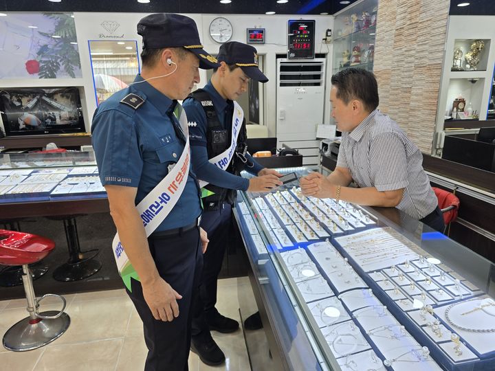 [구미=뉴시스] 금은방 안전 진단. (사진=구미경찰서 제공) 2025.10.01 photo@newsis.com *재판매 및 DB 금지