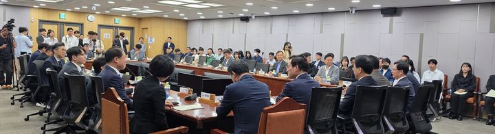 [서울=뉴시스] 1일 국회 의원회관서 열린 산불 피해목 활용방안 모색을 위한 '신 산림국부론 포럼' 회의 전경.(사진=산림청 제공) *재판매 및 DB 금지