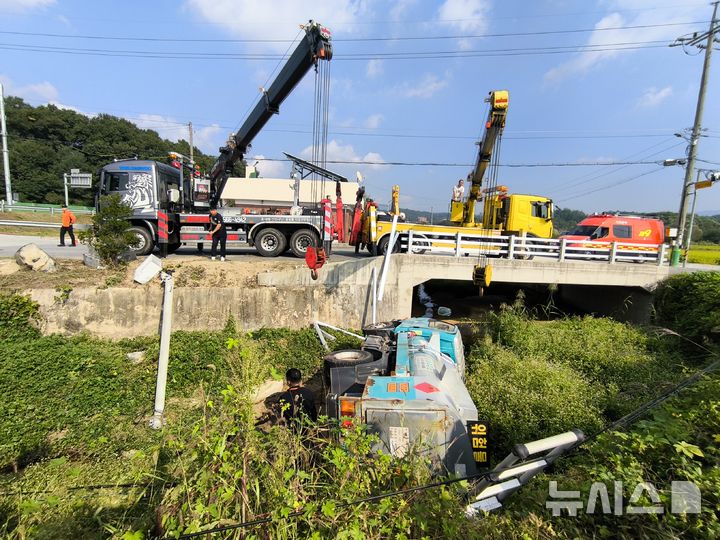 [증평=뉴시스] 사고 현장 (사진= 증평소방서 제공) 2025.10.01. photo@newsis.com *재판매 및 DB 금지