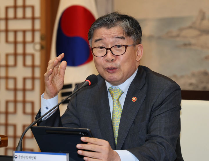 유철환 국민권익위원장이 1일 충남 당진시청에서 신천무궁화아파트 주민 집단민원과 관련한 현장 조정회의를 열었다. [자료=권익위 제공] *재판매 및 DB 금지