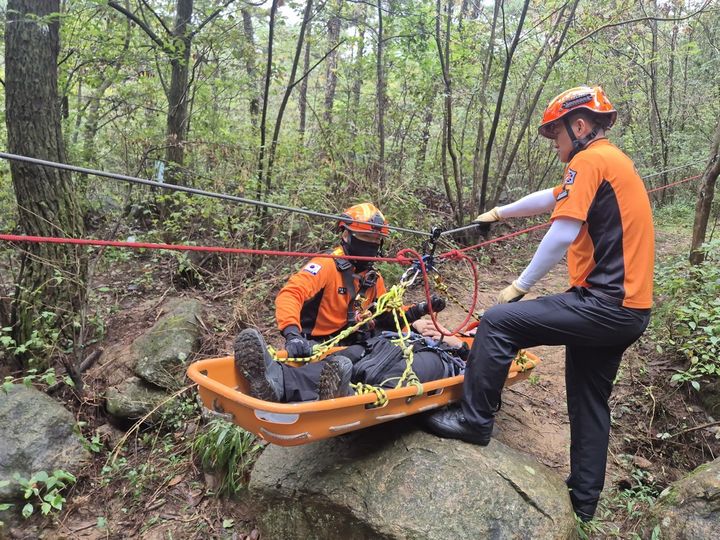 [광주=뉴시스] 광주 광산소방서 구조대원들이 1일 어등산 일대에서 가을철 산악사고를 대비해 인명구조 훈련을 하고 있다. (사진 = 광주 광산소방서 제공) 2025.10.01. photo@newsis.com *재판매 및 DB 금지