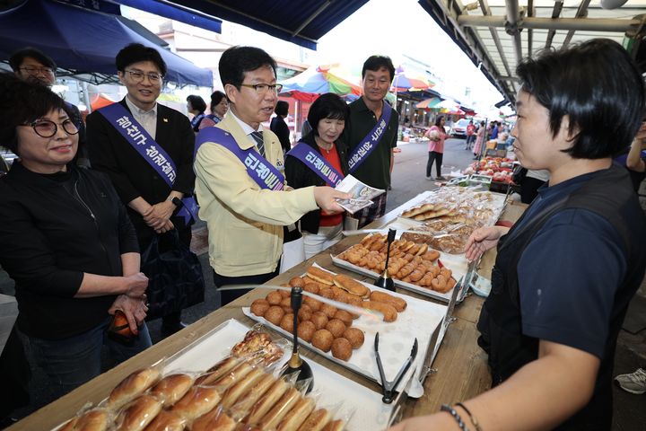 [광주=뉴시스] 박병규 광주 광산구청장과 공직자들이 1일 송정매일시장을 방문해 추석 명절 장보기 행사를 진행하고 있다. (사진 = 광주 광산구 제공) 2025.10.01. photo@newsis.com *재판매 및 DB 금지