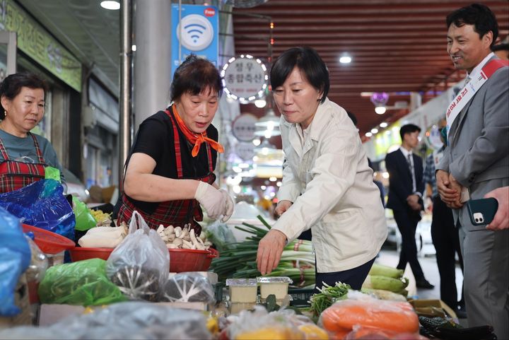[세종=뉴시스] 송미령 농림축산식품부 장관이 1일 경북 안동시 안동중앙신시장을 찾아 '전통시장 농축산물 할인지원 사업' 현장을 점검하고 있다. (사진=농식품부 제공) *재판매 및 DB 금지