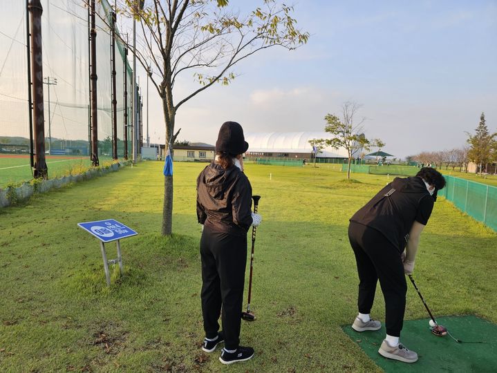[태안=뉴시스] 김덕진 기자=대회가 열릴 태안군파크골프장에서 여성 동호인들이 파크골프를 즐기고 있다. 2025.10.05 spark@newsis.com *재판매 및 DB 금지