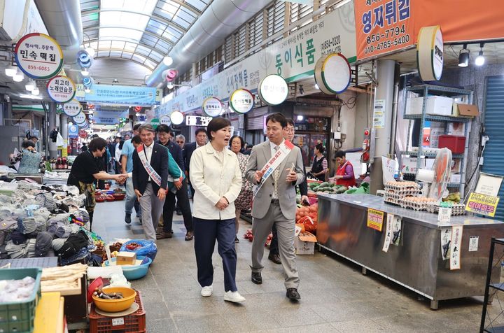 [세종=뉴시스] 송미령 농림축산식품부 장관이 1일 경북 안동시 안동중앙신시장을 찾아 '전통시장 농축산물 할인지원 사업' 현장을 점검하고 있다. (사진=농식품부 제공) *재판매 및 DB 금지