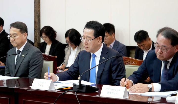 [서울=뉴시스] 김영록 전남지사가 1일 오후 정부서울청사에서 열린 제1차 국가기간 전력망 확충 위원회에서 모두발언을 경청하고 있다. (사진 = 전남도 제공). 2025.10.01. photo@newsis.com *재판매 및 DB 금지