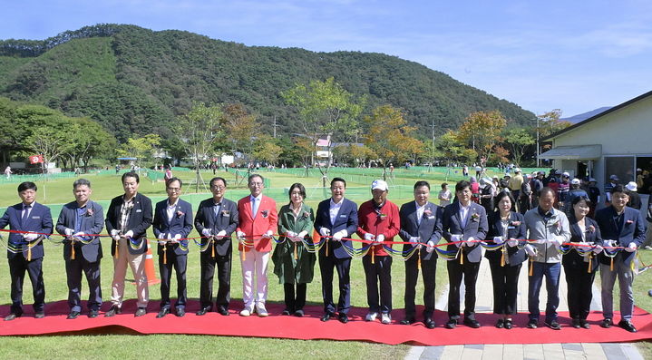 [순창=뉴시스] 1일 열린 순창군 쌍치파크골프장 개장식, 최영일 군수(왼쪽 여덟번째)를 비롯한 참석자들이 개장을 축하하는 테잎컷팅을 하고 있다. *재판매 및 DB 금지