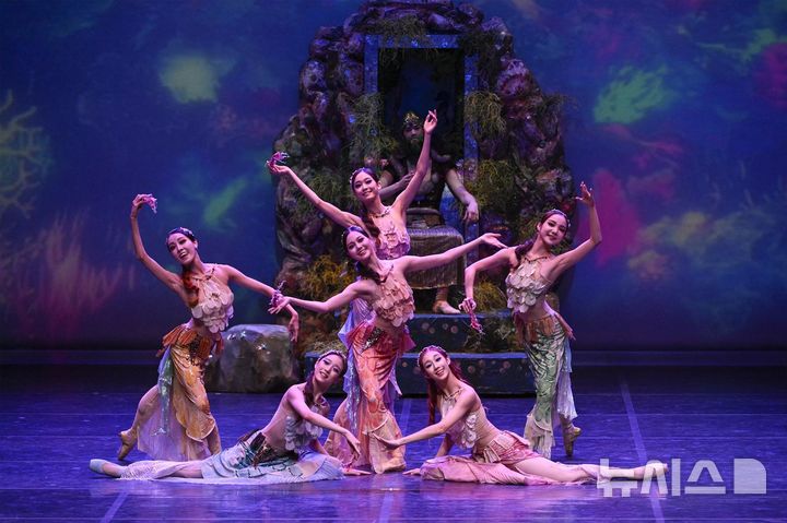 [서울=뉴시스]'인어공주' 공연. (사진=케이글로벌발레원 제공)