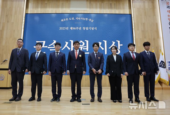 [창원=뉴시스]종합주류업체 ㈜무학 최재호(왼쪽서 네 번째) 회장이 1일 창원 본사 강당에서 창립 96주년 기념식 중 장기근속 사원에 대한 시상 후 기념촬영하고 있다.(사진=무학 제공) 2025.10.01. photo@newsis.com