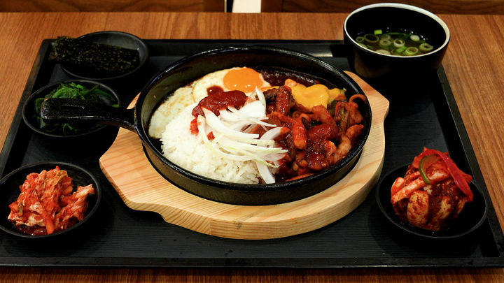 [무안=뉴시스] 무안광주고속도로 함평나비휴게소(무안방향)에서 무안 특산물 양파와 낙지를 활용해 개발·판매 중인 '무안양파 낙돼불패' 사진. (한국도로공사 광주전남본부 제공) 2025.10.02. photo@newsis.com *재판매 및 DB 금지