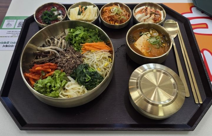 [함평=뉴시스] 서해안고속도로 함평천지휴게소(서울방향)에서 함평 한우를 활용해 만든 한우비빔밥. (한국도로공사 광주전남본부 제공) 2025.10.02. photo@newsis.com *재판매 및 DB 금지