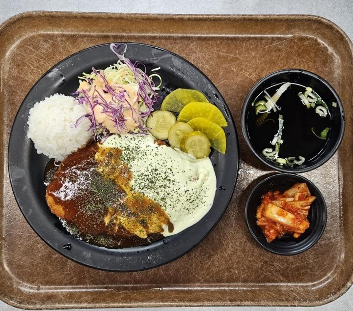 [보성=뉴시스] 남해고속도로 보성녹차휴게소(순천방향)에서 판매하는 보성녹차 키위돈까스. 보성 녹차와 키위로 만든 소스로 상큼함과 달콤함을 더했다. (사진 = 한국도로공사 광주전남본부 제공) 20205.10.02. photo@newsis.com *재판매 및 DB 금지