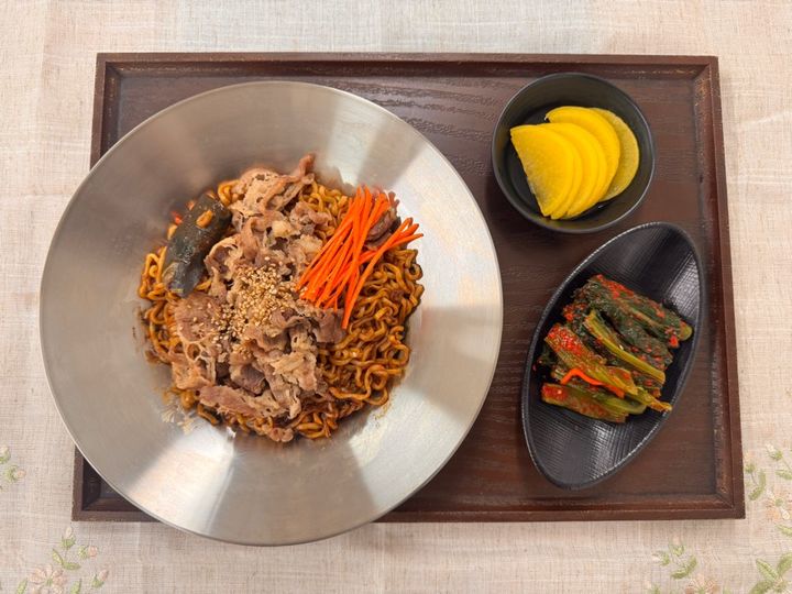 [순천=뉴시스] 순천완주고속도로 황전휴게소(순천방향)에서 판매 중인 짜파구리 갓김치 세트. (사진 = 한국도로공사 광주전남본부 제공) 2025.10.02. photo@newsis.com *재판매 및 DB 금지