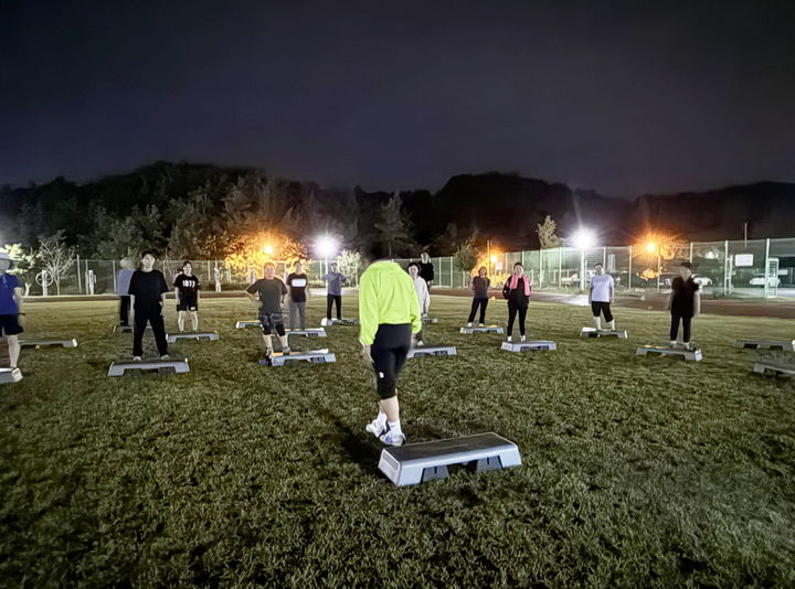 [태안=뉴시스] 지난달 22일 태안군청소년수련관에서 진행된 달빛아래 걷기 프로그램에 참가한 군민들이 전문 운동처방사로부터 스텝박스 활용 교육을 받고 있다. (사진=태안군 제공) 2025.10.01. photo@newsis.com *재판매 및 DB 금지