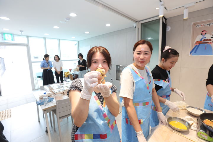 [대구=뉴시스] 이상제 기자 = 대구 중구생활문화센터에서 열린 '추석 명절 전통음식 나눔 한마당' 행사에서 다문화가족이 구운 전을 들고 있다. 2025.10.03. king@newsis.com *재판매 및 DB 금지