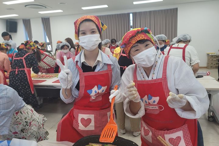 [대구=뉴시스] 이상제 기자 = 대구 달서구가족센터에서 다문화가족이 추석 명절 음식을 만들고 있다. 2025.10.03. king@newsis.com *재판매 및 DB 금지