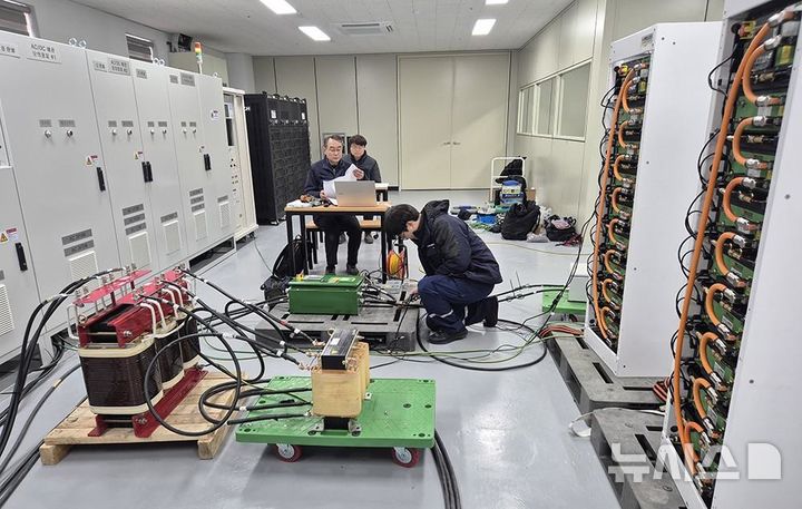 [서울=뉴시스] 한국해양교통안전공단(KOMSA) 목포지사에서 관할하는 서남권 스마트선박안전지원센터의 '선박 전기추진시스템 성능시험장비' 활용 모습.