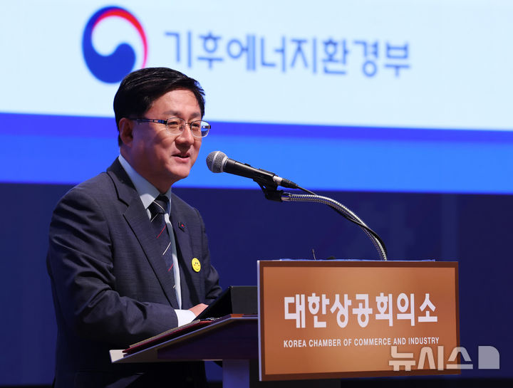 [서울=뉴시스] 배훈식 기자 = 김성환 기후에너지환경부 장관이 1일 오전 서울 중구 대한상공회의소에서 열린 CEO 조찬 간담회에서 새정부 기후에너지환경정책 방향에 대해 설명하고 있다. 2025.10.01. dahora83@newsis.com