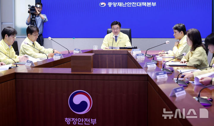 [서울=뉴시스] 추상철 기자 = 윤호중 중앙재난안전대책본부장(행정안전부 장관)이 1일 오전 서울 종로구 정부서울청사 상황센터에서 열린 국가정보자원관리원(국정자원) 행정정보시스템 화재 관련 중앙재난안전대책본부(중대본) 7차 회의에서 발언하고 있다. 2025.10.01. scchoo@newsis.com