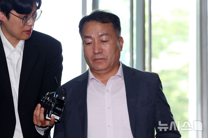 [서울=뉴시스] 조성우 기자 = 김계환 전 해병대 사령관이 1일 오전 서울 서초구 순직 해병 특별검사팀 사무실에서 피의자 소환 조사를 받기 위해 출석하고 있다. 2025.10.01. xconfind@newsis.com